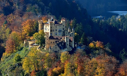 Lâu đài Hohenschwangau tọa lạc tại ngôi làng Hohenschwangau, Đức. Lâu đài nổi tiếng này do vua Maximilian II của Bavaria xây dựng lên vào thế kỷ 19.
