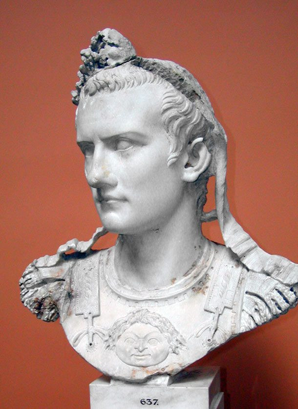 Hoàng đế La Mã Caligula nổi tiếng hung bạo. Ông hoàng này tuyên bố bản thân là một vị thần, thích sống xa hoa.