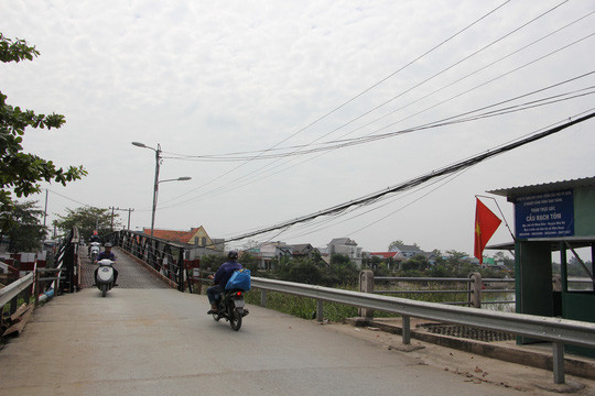 Trưa 20-1, từ giao lộ với đường Nguyễn Bình di chuyển trên đường Lê Văn Lương đến đầu cầu Rạch Tôm, chúng tôi nhận thấy chốt trực gác tại đây vắng bóng người. Các loại xe lưu thông qua cầu khá đông đúc, với đủ loại xe máy, ô tô, xe ba gác...