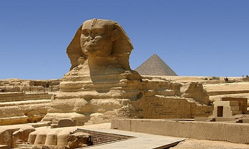 Tượng Nhân sư Giza nổi tiếng thế giới với chiều cao 20m và dài 57m. Bức tượng đầu người mình sư tử được đặt ở mặt trước của kim tự tháp Khafre.