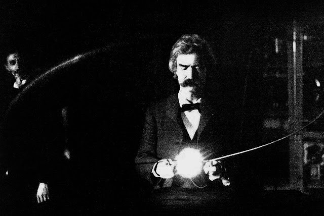 Mark Twain từng tới thăm phòng thí nghiệm của Tesla vào năm 1895. Đi cùng ông khi ấy có nhiếp ảnh gia Edward Ringwood Hewett.