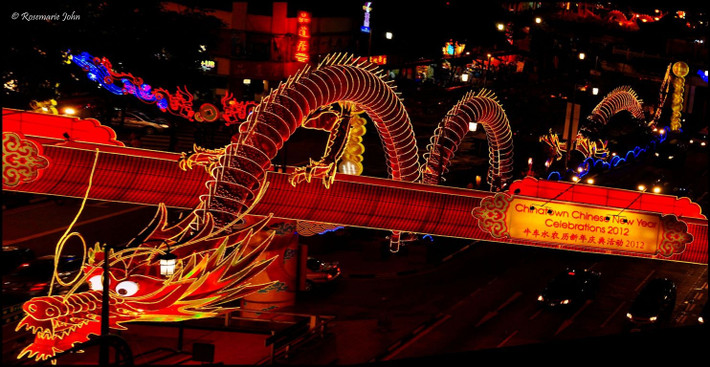 Tại Singapore, người dân đón Tết Âm lịch trong không khí vui tươi, náo nhiệt. Nhiều hoạt động vui chơi giải trí, lễ hội được tổ chức tưng bừng.