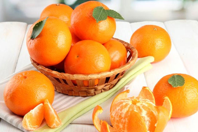 Người dân cũng có phong tục tặng cam quýt cho người thân, bạn bè dịp Tết Âm lịch vì trong tiếng Hán, chữ “cam” phát âm gần giống như “giàu có” và chữ “quýt” thì lại phát âm giống như “may mắn”. Đặc biệt, những vợ chồng mới cưới được tặng cam quýt dịp Tết được coi là lời chúc họ sẽ sớm có con cái.