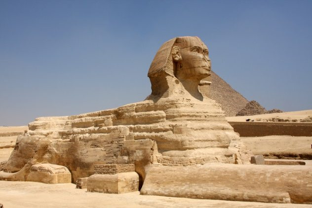 Được khắc từ một gò đá tự nhiên, tượng Nhân sư Giza là tác phẩm điêu khắc lớn nhất còn sót lại từ thời cổ đại.
