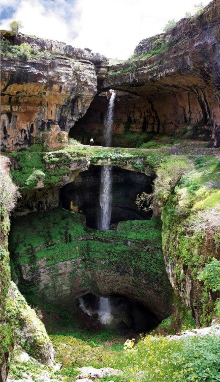 Hố sụt Balaa ở làng Tannourine, Lebanon được phát hiện lần đầu tiên năm 1952. Sâu khoảng 250m, hố sụt này có một phần mở thông ra bên ngoài. Điều này cho phép du khách ngắm toàn cảnh vẻ đẹp hố sụt này ở bên trong.
