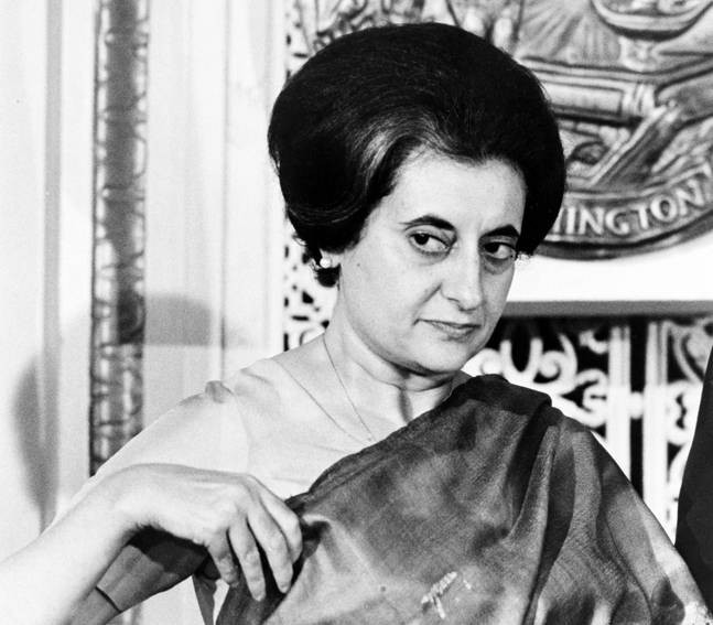 Bà Indira Gandhi học tại đại học Visva-Bharati ở Ấn Độ và Đại học Oxford danh tiếng ở Anh.