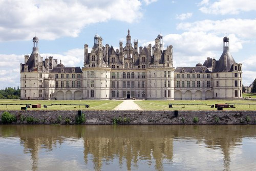 Một lâu đài nổi tiếng thế giới khác cũng nằm ở Pháp là Chateau de Chambord. Đây là một trong những lâu đài điển hình của Pháp được xây dựng theo lối kiến trúc thời kỳ Phục hưng.