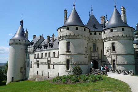 Lâu đài Chateau de Chaumont là một trong những lâu đài cổ đẹp nhất nằm ở Pháp. Với chiều dài 156m, cao 56 m, lâu đài cổ này có hơn 420 phòng.