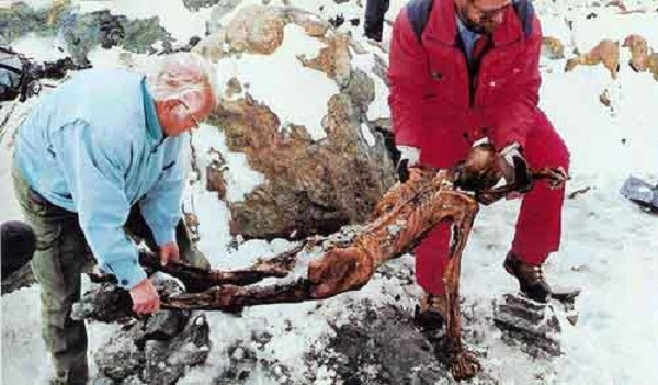 Vào năm 1991, 2 nhà leo núi người Đức bất ngờ phát hiện một xác ướp được bảo quản nguyên vẹn trong băng và được đặt tên là Người băng Otzi.