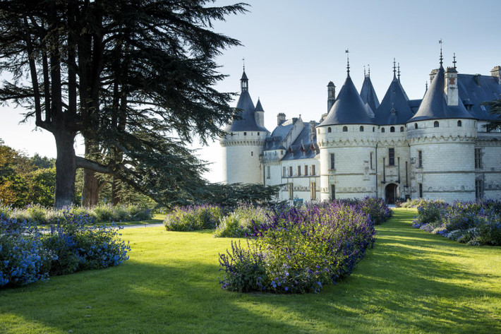 Do lâu đài Chateau de Chaumont được xây dựng trên những nhịp uốn bắc qua sông Cher, phụ lưu của sông Loire nên du khách có thể nhìn thấy hình ảnh công trình này soi bóng dưới mặt nước tuyệt đẹp.