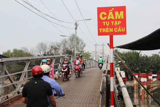 Căng thẳng hơn, ngược đường Lê Văn Lương theo hướng về đường Nguyễn Văn Linh, dù đã xuống cấp nghiêm trọng nhưng cầu Rạch Đỉa cũng có mật độ phương tiện lưu thông dày đặc. Cầy cầu này nối quận 7 và huyện Nhà Bè nên nhu cầu đi lại của người dân rất lớn.