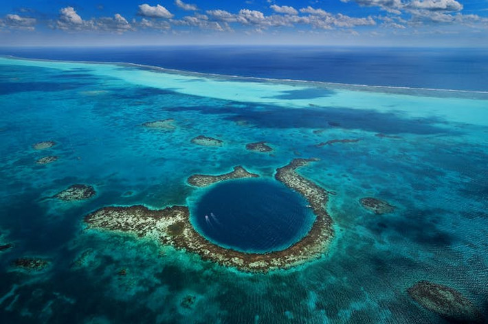 Hố Xanh Vĩ đại là một hố sâu nằm dưới mặt biển ngoài khơi bờ biển Belize. Rộng đến 300m và sâu khoảng 124m, hố Xanh Vĩ đại từng là trần của một hang băng trong kỷ băng hà.