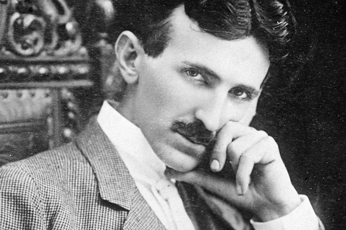 Nhà vật lý Tesla đã đọc tác phẩm của Mark Twain từ trước khi ông chuyển đến New York, Mỹ. Còn Mark Twain biết đến nhà khoa học Tesla qua hệ thống điện xoay chiều.