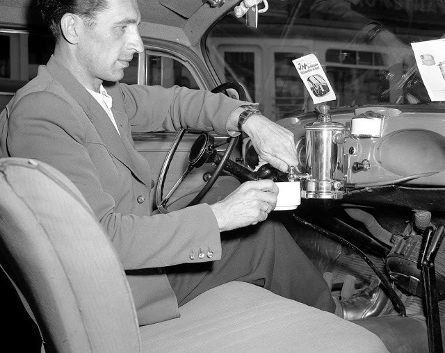 Năm 1950, một tài xế giới thiệu máy nước nóng được trang bị trên ô tô có thể dùng để pha cafe, luộc trứng hay cạo râu...