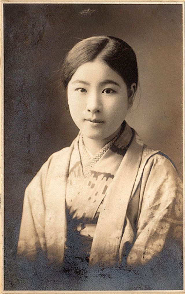 Thiếu nữ Nhật Bản trong bộ trang phục kimono truyền thống.
