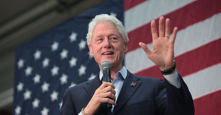 Một nhân vật lớn khác sinh năm Tuất là cựu Tổng thống Mỹ Bill Clinton. Ông sinh ngày 19/8/1946 và là Tổng thống trẻ tuổi thứ ba trong lịch sử Mỹ. Ông được bầu làm tổng thống thứ 42 của nước Mỹ năm 1992. Khi ấy, ông 46 tuổi.