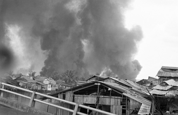 Quân giải phóng miền Nam thực hiện một đợt tấn công vào ngày 10/2/1968. Khói đen bốc lên nghi ngút phía sau những ngôi nhà trong thời gian diễn ra cuộc Tổng tiến công và nổi dậy Xuân Mậu Thân.