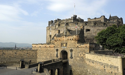 Edinburgh là một trong những lâu đài nổi tiếng thế giới. Với bề dày lịch sử, lâu đài cổ của Anh này trở thành điểm đến hấp dẫn hàng triệu du khách ghé thăm mỗi năm.