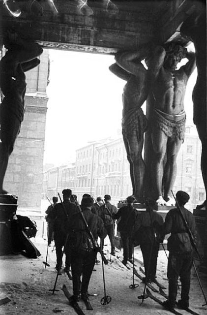 Quân đội Liên Xô ở phía trước Bảo tàng Hermitage ở thành phố Leningrad bị vây hãm.