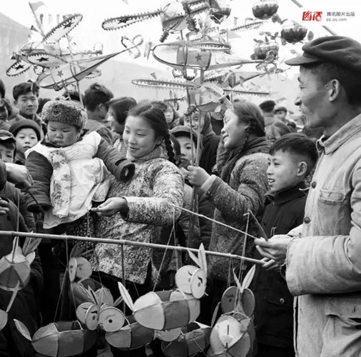 Người dân ở Nam Kinh, tỉnh Giang Tô mua những chiếc đèn lồng với đủ các kiểu dáng, màu sắc trong dịp Tết Âm lịch năm 1961.
