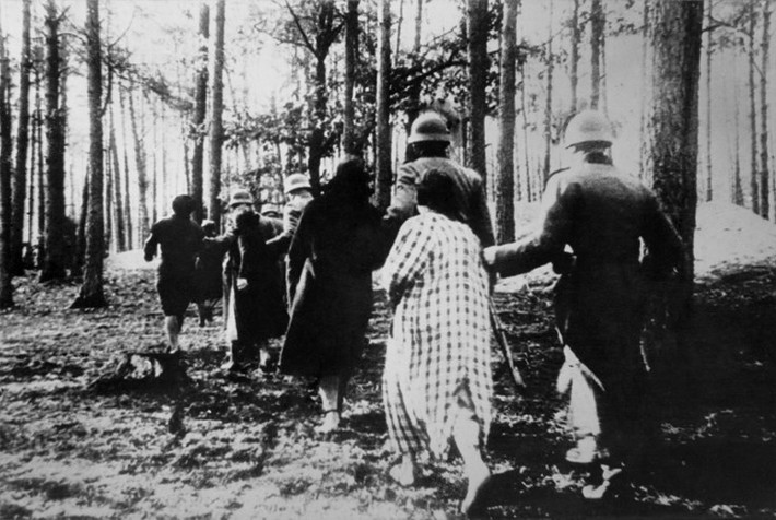 Một trong những sự kiện tồi tệ nhất trong thảm họa diệt chủng Holocaust diễn ra vào tháng 9/1941. Khi ấy, hơn 33.000 người Do Thái ở Babi Yar Ravine, bên ngoài Kiev, Ukraine bị giết chết chỉ trong 2 ngày.