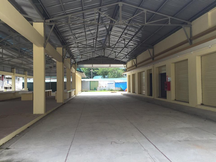 Thay vào đó, các tiểu thương vẫn kinh doanh buôn bán tại chợ tạm lụp xụp, lấn chiếm đường dân sinh khiến con đường này chật chội, nhếch nhác, làm ảnh hưởng đến giao thông trong khu vực. Điều này gây nên một nghịch lý.