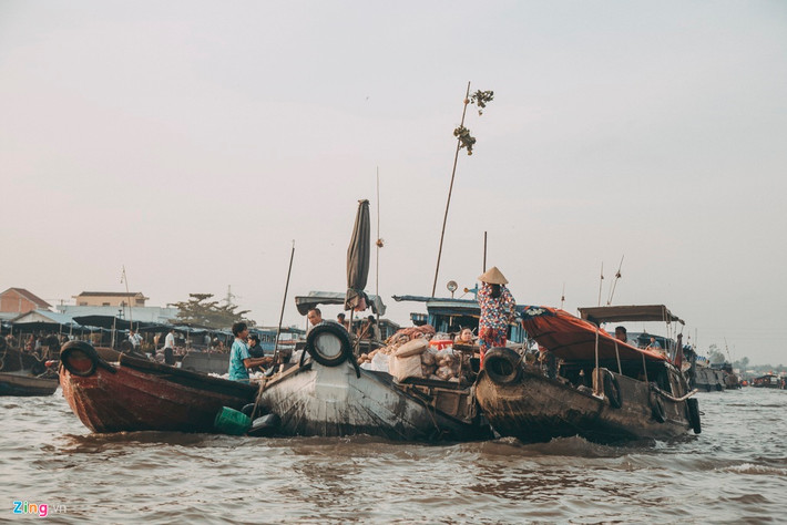 Đồng bằng sông Cửu Long: Sông Mekong chảy qua Việt Nam, rồi đổ ra biển Đông theo 9 cửa sông. Vì vậy, tại Việt Nam, dòng sông này còn có tên là sông Cửu Long, tức là 9 con rồng cùng đổ ra biển. Tạp chí du lịch Anh Rough Guides từng ca ngợi đồng bằng sông Cửu Long là vùng đất trù phú, màu mỡ, có hệ thống kênh rạch chằng chịt, đầy sắc màu cuộc sống. Bạn có thể dễ dàng hoà nhập, khám phá đời sống và nền văn hóa của người dân miền Tây khi đến đây. Ngoài ra, việc thưởng thức đặc sản địa phương giữa miền sông nước hiền hoà cũng mang lại những trải nghiệm đáng giá.