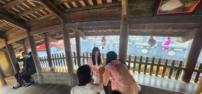 Những ngày đầu xuân Tết Giáp thìn nhiều du khách và người dân địa phương luôn tìm đến cầu ngói chợ Lương để ngắm cảnh, chụp những bức ảnh cầu ngói cùng áo dài tạo nên nét thơ mộng, cổ xưa.