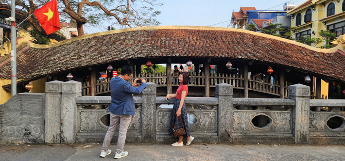 Lòng cầu rộng 2m gồm nhiều thanh gỗ lim trên hàng dầm uốn cong. Sàn cầu có nhiều thanh gỗ ngắn hơn được vuốt tròn cạnh tạo thành những điểm gờ nổi để khách bộ hành lên xuống đỡ bị trượt chân. Hai bên lòng cầu là hai dãy hành lang và cũng được uốn cong theo thành cầu.