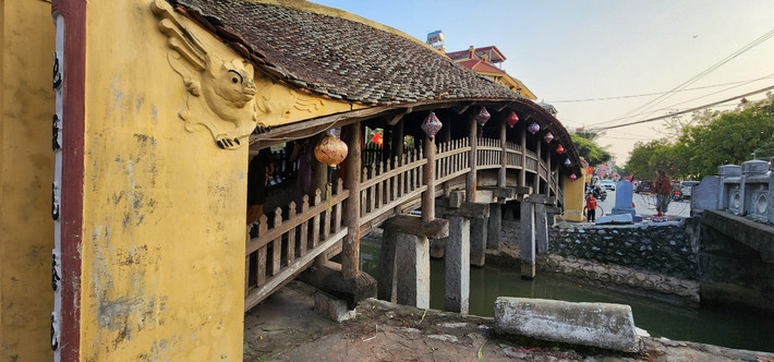 Cầu ngói chùa Lương thuộc xã Hải Anh, huyện Hải Hậu, tỉnh Nam Định bắc qua sông Trung Giang.