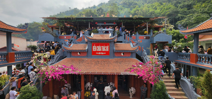Đền Chúa Thác Bờ (Hòa Bình) luôn được xem là một trong những địa điểm du lịch văn hóa tâm linh nổi tiếng tại khu vực Tây Bắc. Những ngày đầu xuân năm mới, người dân từ khắp mọi miền gần xa đã nô nức về đây chiêm bái, cầu mong một năm bình an, mọi sự hanh thông…