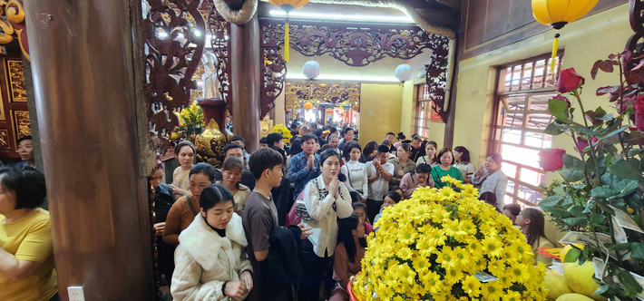 Đền Chúa Thác Bờ tuy không được quy mô như nhiều ngôi đền khác, nhưng nó vẫn mang dáng vẻ uy nghi cùng địa thế phong thủy hài hòa, sau lưng là núi, trước mặt là sông.
