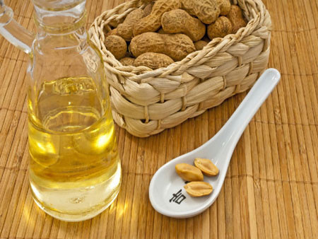 Dầu đậu phộng. Ảnh: Sakura. Trong lạc có chứa rất nhiều Protein và axit oleic, axit linoleic...đều là những thành phần rất tốt cho cơ thể. Đặc biệt cách dưỡng chất này sẽ không bị phân hủy dù ở nhiệt độ cao. Bởi vậy chúng ta có thể sử dụng loại dầu này để chiên, rán, xào… Dầu thực vật Là hỗn hợp của nhiều loại dầu tinh chế khác nhau, loại dầu này cũng có thể nấu ở nhiệt độ cao nên rất phù hợp cho việc chiên, xào... Muốn các món chiên rán được giòn vàng bạn nên sử dụng dầu thực vật để chế biến. Trong dầu động vật có rất nhiều axit béo no, có hại cho sức khỏe. Vì vậy thay vì sử dụng mỡ động vật hay thay bằng các loại dầu thực vật. Dầu hạt cải Cũng giống dầu thực vật, dầu hạt cải có thể được sử dụng trong món salad. Dầu hạt cải có thể dùng được lâu và có thể sẽ bị hỏng nếu để trong vòng một năm. Bạn nên lưu trữ chúng ở nơi khô thoáng tránh xa bếp và lò nướng. Dầu bơ Dầu bơ rất dồi dào chất béo và có thể nấu ở nhiệt độ cao lên đến 500 độ vẫn giữ nguyên được chất dinh dưỡng của nó. Bạn có thể sử dụng dầu bơ cho các món chiên xào, quay, nướng hoặc làm salad. Loại dầu này không nhất thiết phải bảo quản trong tủ lạnh. Dầu hướng dương Dầu chưa tinh chế có tác dụng hơn và được hấp thu tốt hơn. Tuy nhiên loại dầu này không được khuyến khích để chiên nấu ở nhiệt độ cao, vì nó tạo ra các hợp chất độc hại.