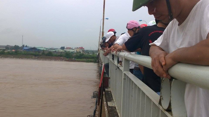Dù lực lượng chức năng cố gắng cứu những lồng cá nhưng lượng cá xổng ra sông rất lớn.