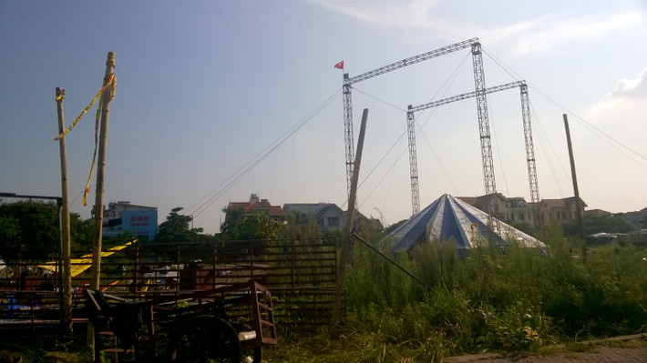 Trong chiều 6/8, Liên đoàn Xiếc Việt Nam, Công an TP Hải Dương, Sở Văn hóa, Thể thao và Du lịch Hải Dương đã có cuộc họp để đánh giá vụ việc, đưa ra kết luận về nguyên nhân sự cố. Theo đó, sự cố xảy ra do 3 nguyên nhân như do mưa kéo dài nhiều ngày khiến cho mặt đất khu vực đó bị ngấm nước, mềm ra, gây lún không đều. Hiện tượng lún đất đã khiến các ốc vít của giàn ghế khán giả phía tay phải của sân khấu bị lỏng ra. Một số ốc vít thiếu bị thay thế bằng dây thép nên khi bị lún không chịu được đã đứt. Việc phân bố khán giả không cân đối giữa hai phía cũng góp phần làm giàn ghế lún không đều.