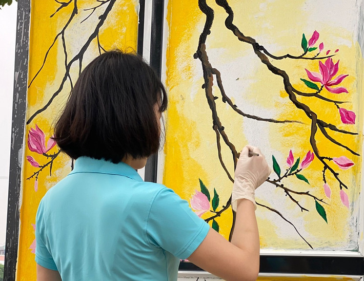 Tại phố đi bộ chợ đêm Bạch Đằng, thành phố Hải Dương đang lắp dựng 4 nhà vệ sinh di động tại các điểm phù hợp trên tuyến phố đi bộ, chợ đêm.