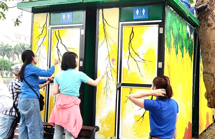 Để tạo nên điểm nhấn cho nhà vệ sinh công cộng tại phố đi bộ, chợ đêm Bạch Đằng, những ngày qua, Thành đoàn Hải Dương đã huy động hàng chục đoàn viên là các giáo viên có năng khiếu mỹ thuật thực hiện công trình thanh niên vẽ trang trí các nhà vệ sinh công cộng tại tuyến phố đi bộ - chợ đêm Bạch Đằng.