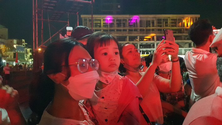 Người dân háo hức vui chơi tại phố đi bộ.
