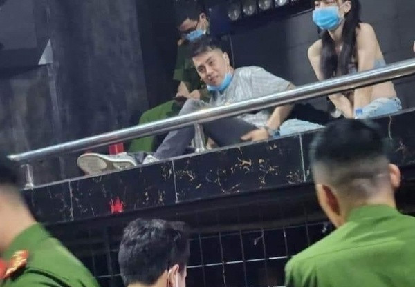 Trần Thái Hoàng là DJ nổi tiếng được quán Ruby Club 18 thuê đến biểu diễn.