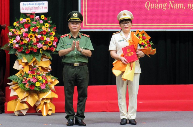 Tại buổi lễ, thừa ủy quyền của Bộ trưởng Bộ Công an, Thiếu tướng Nguyễn Đức Dũng, Giám đốc Công an tỉnh Quảng Nam đã trao Quyết định của Bộ trưởng Bộ Công an về việc bổ nhiệm Thượng tá Võ Thị Trinh (SN 1977, quê quán Điện Bàn, tỉnh Quảng Nam), Trưởng phòng Tổ chức cán bộ Công an tỉnh giữ chức vụ Phó Giám đốc Công an tỉnh Quảng Nam.