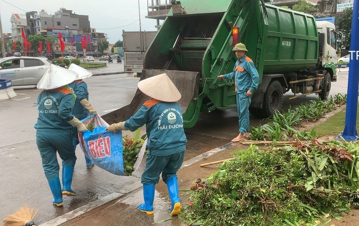 Chị Phạm Thị Hoa (tổ trưởng nhóm công nhân) cho biết: “Sau đêm hôm qua có khoảng 400m2 cây và hoa ở khu vực quanh hồ đã bị dập nát. Theo kế hoạch phân công, sáng sớm hôm nay tổ chúng tôi phải dọn dẹp, thu gom rác trên các thảm cây, cắt tỉa cây gẫy và dập nát để đảm bảo cảnh quan thành phố cũng như cho sự kiện phố đi bộ tối nay (29/4) vẫn diễn ra”.