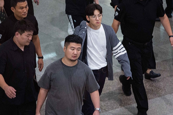 Diệp Lâm Anh là người trực tiếp chào đón Ji Chang Wook đến với Việt Nam. Mỹ nhân sinh năm 1989 khen ngợi Ji Chang Wook bởi sự giản dị, dễ gần.
