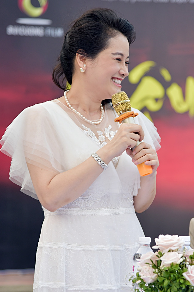 Bên cạnh nội dung hấp dẫn, Cậu Vàng cũng là dự án điện ảnh gây ấn tượng khi trang bị dàn diễn viên với các tên tuổi gạo cội như: NSƯT Hữu Châu, NSƯT Chiều Xuân, NS Viết Liên, NS Thanh Hoa, Chiến Thắng, Khánh Huyền. Điều này đảm bảo chất lượng phim mang đến khán giả, cũng như tạo ra dàn khung chắc chắn cho tuyến truyện.