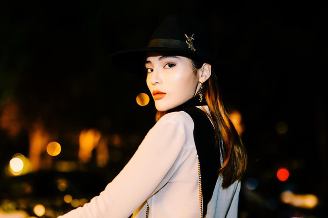 Xuất hiện tại sự kiện, Kỳ Duyên lựa chọn bộ cánh cá tính nhưng sexy, phóng khoáng. Cô kết hợp áo sơ mi chất liệu mỏng cùng quần nhung dáng suông, mũ rộng vành. Người đẹp 9X cho biết nhiệt độ ở Paris chỉ khoảng 14-15 độ, nhưng cô không cảm thấy lạnh.