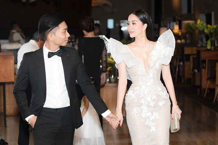 “Tôi chưa bao giờ dự một đám cưới của giới nhà giàu mà tình cảm như vậy, ngoài độ hoành tráng. Anh Minh (đại gia Minh Nhựa) đích thân lái siêu xe chở con gái lên lễ đường. Anh cũng có nhiều câu nói rất xúc động và sâu sắc dành cho con gái trong buổi lễ'' - Khánh Thi chia sẻ.