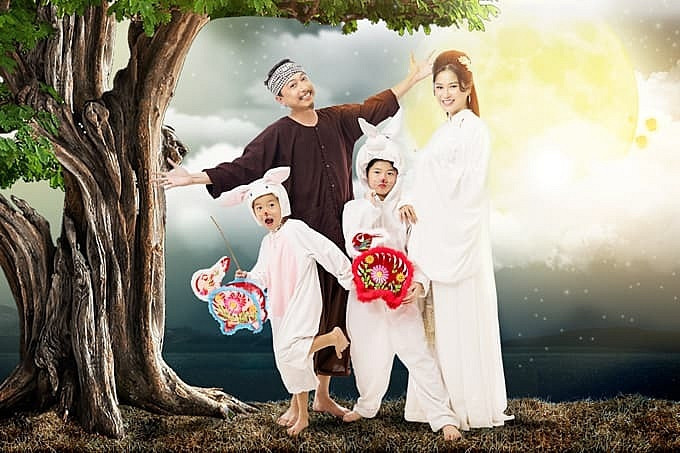Cặp đôi Lâm Vỹ Dạ - Hứa Minh Đạt lựa chọn cùng 2 nhóc tỳ thực hiện bộ ảnh lấy chủ đề Tết Trung Thu. Nếu như mẹ Lâm Vỹ Dạ đóng vai chị Hằng, ba Hứa Minh Đạt vào vai chú Cuội thì 2 nhóc tỳ vào vai 2 chú thỏ ngọc cực đáng yêu.
