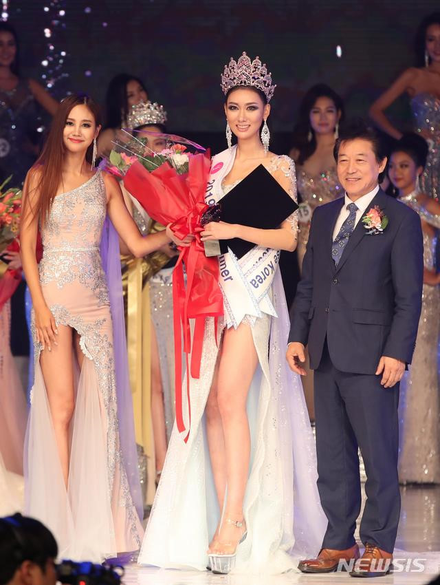 Người giành được vương miện Hoa hậu Hoàn vũ Hàn Quốc 2019 là sinh viên 21 tuổi Lee Yeon Joo. Cô sinh ra tại Incheon (Hàn Quốc), hiện là sinh viên chuyên ngành mỹ thuật thuộc Đại học Duksung.
