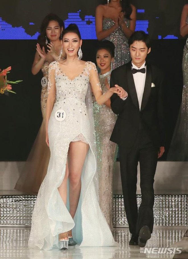 Ngoài Lee Yeon Joo, ban tổ chức trao thêm 3 vương miện á hậu hoàn vũ cho Park Ha Ri, Kim Seung Hyun và Ha Seo Bin.