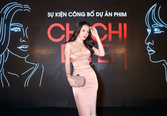 Chi Pu rạng rỡ trong họp báo. Cô xuất hiện trong bộ phim với vai Bảo Nhi - một người phụ nữ khao khát vì tình yêu và bất chấp vì tình yêu. Chi Pu chia sẻ Chị chị em em đúng thời điểm, giúp cô bước ra khỏi vùng an toàn với các vai diễn trẻ trung quen thuộc. Nữ diễn viên trẻ kì vọng rất lớn và dồn hết 100% 'công lực' vào vai diễn 'tiểu tam' trong phim. Bật mí về vai diễn của mình, Chi Pu cho biết câu chuyện được kể là một đề tài hot mà chính cô và nhiều người đã từng gặp nhiều trường hợp xung quanh mình.