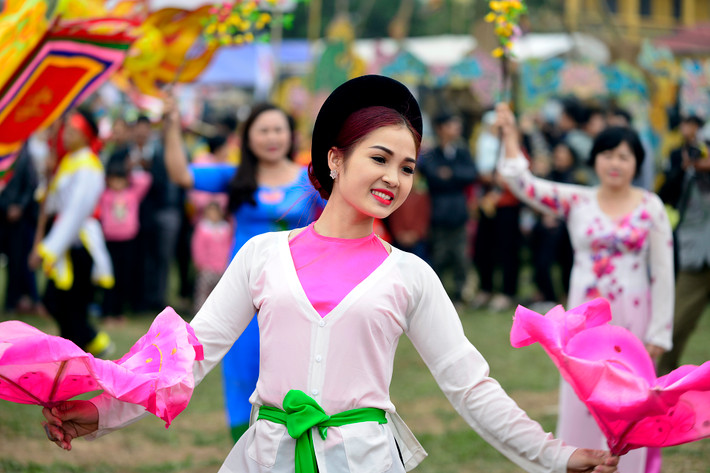 Hát mừng Đảng, mừng xuân, mừng Đất nước đổi mới do các nghệ sĩ nhà hát ca múa nhạc tỉnh Hà Nam thực hiện.